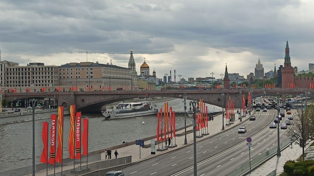 Вид на Москву с парящего моста в парке "Зарядье"