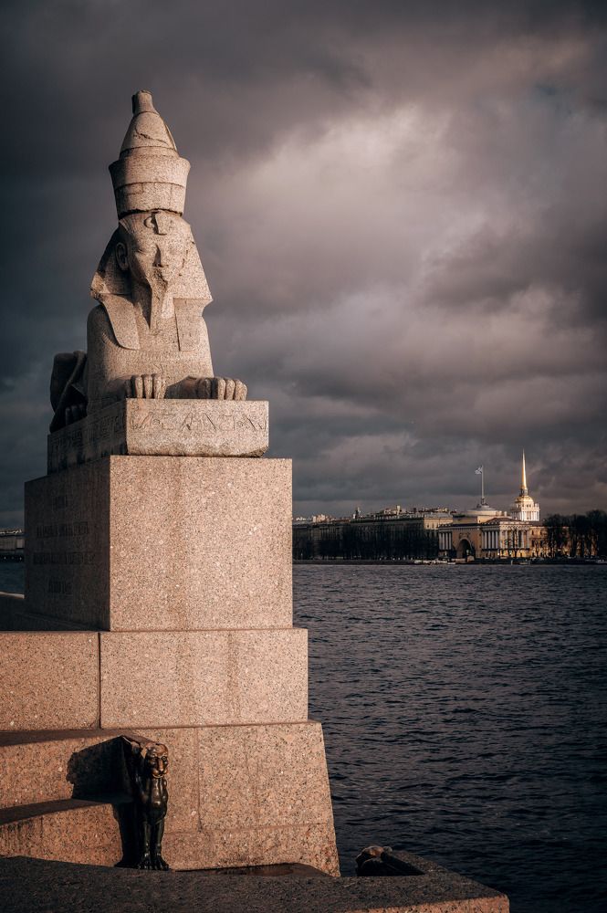 У входа в Академию художеств