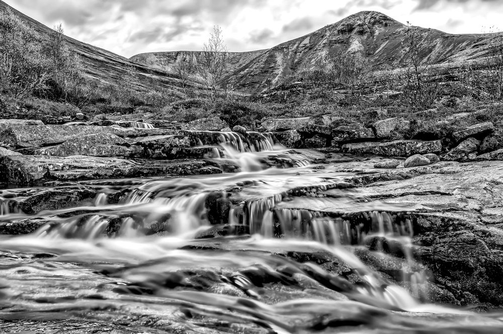 Стремительная река