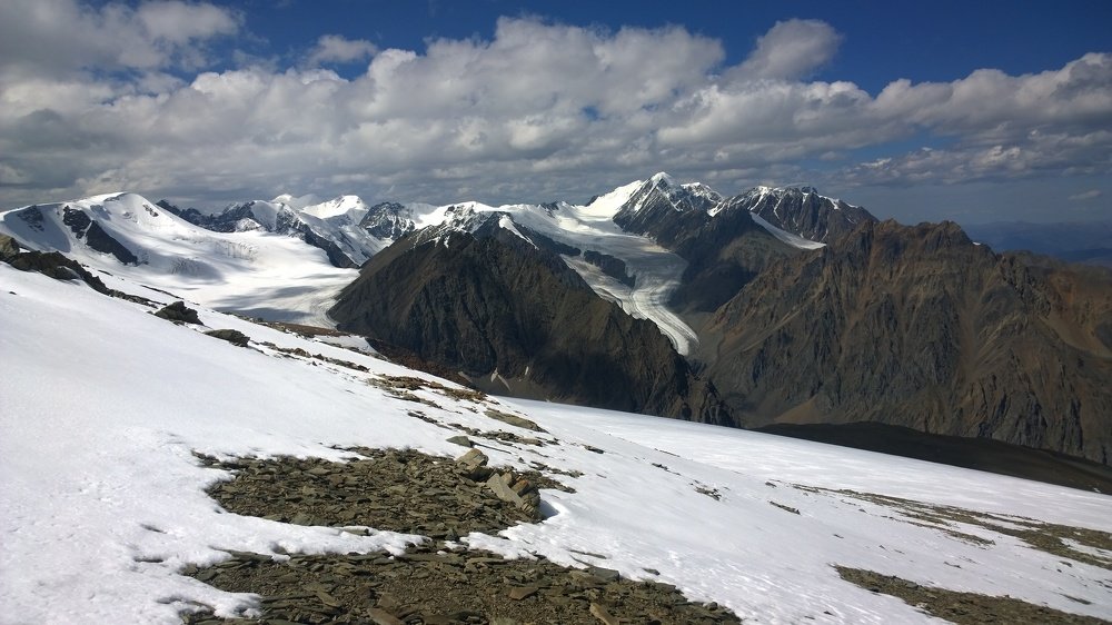 Под облаками! (справа вершина Актру)