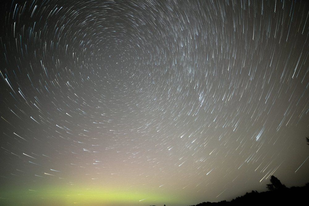 звездный трек и северное сияние