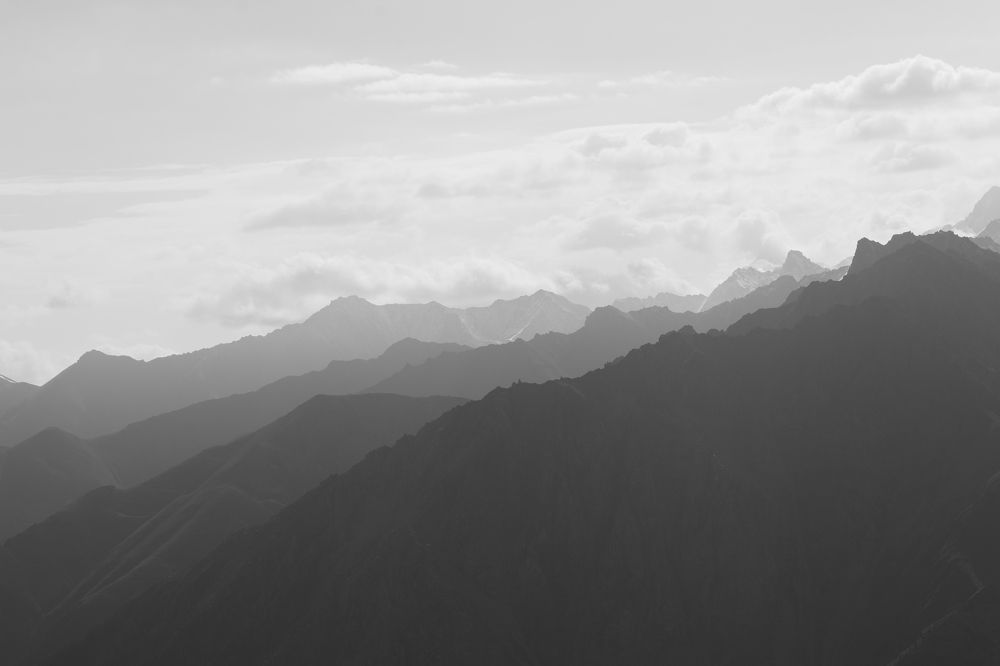 за облаками