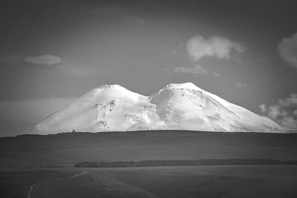 Эльбрус - седой великан Кавказа.