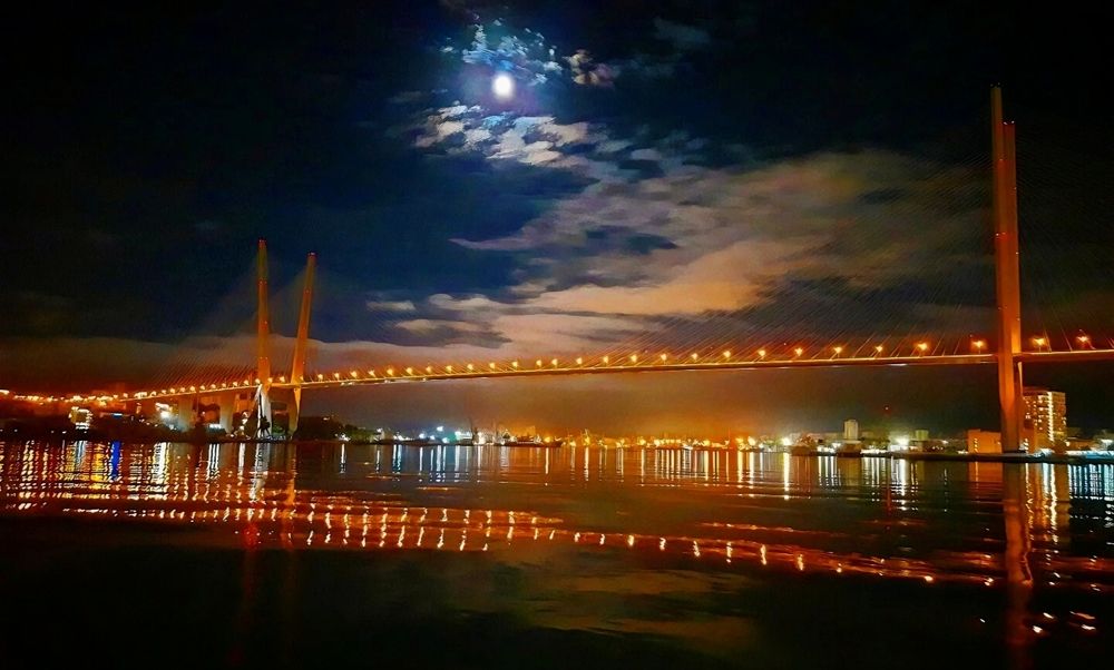 Ночь, мост и луна.