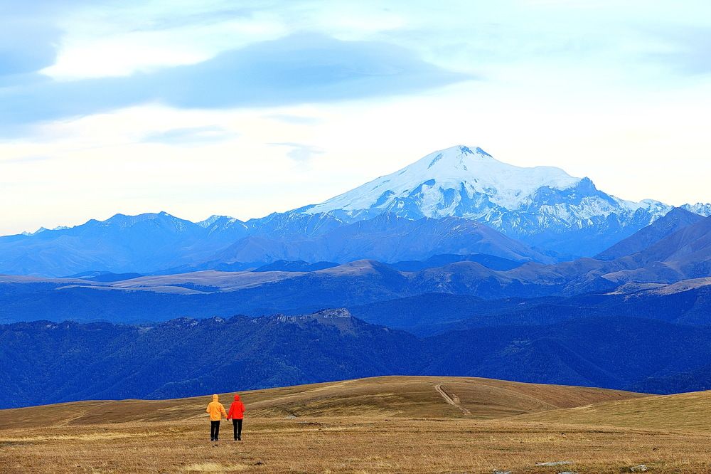 Прогулка на фоне Эльбруса.