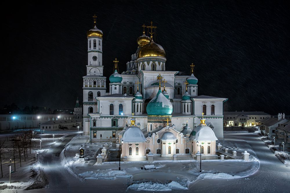 Воскресенский собор ночью.