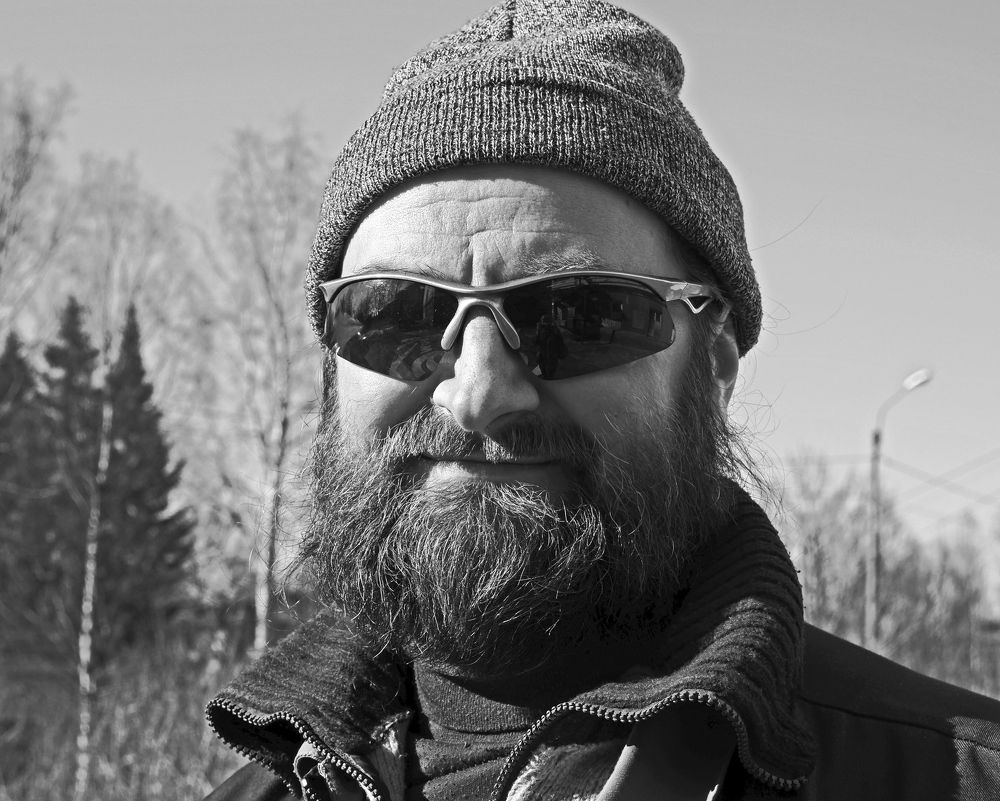 Портрет мужчины в очках.