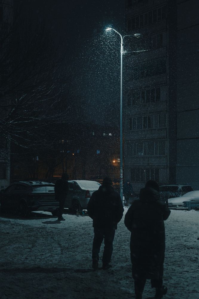 Вечерний город в снежном вихре