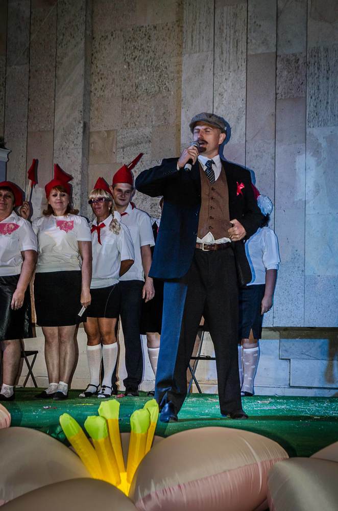 ...И юный Октябpь впеpеди...