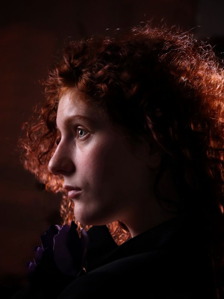 Облако рыжих волос.