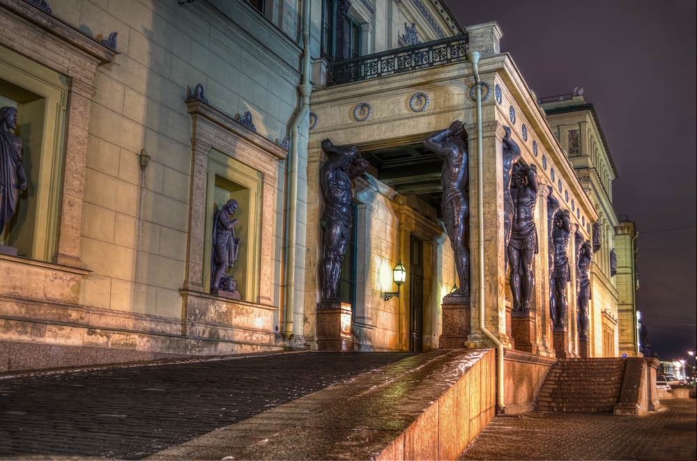 ...К ступеням Эрмитажа...