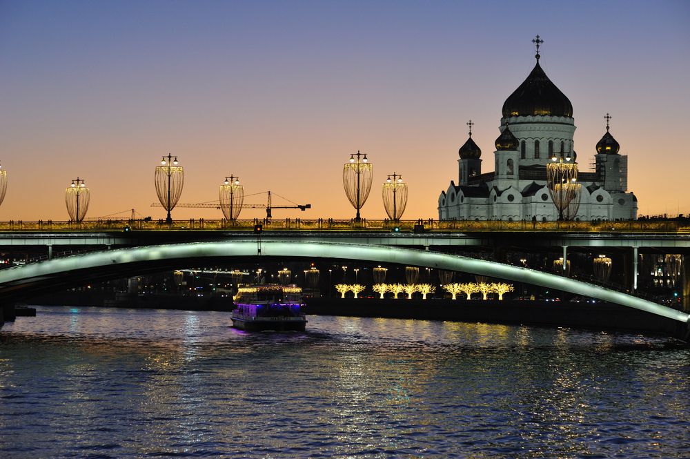 А на теплоходе музыка играла...