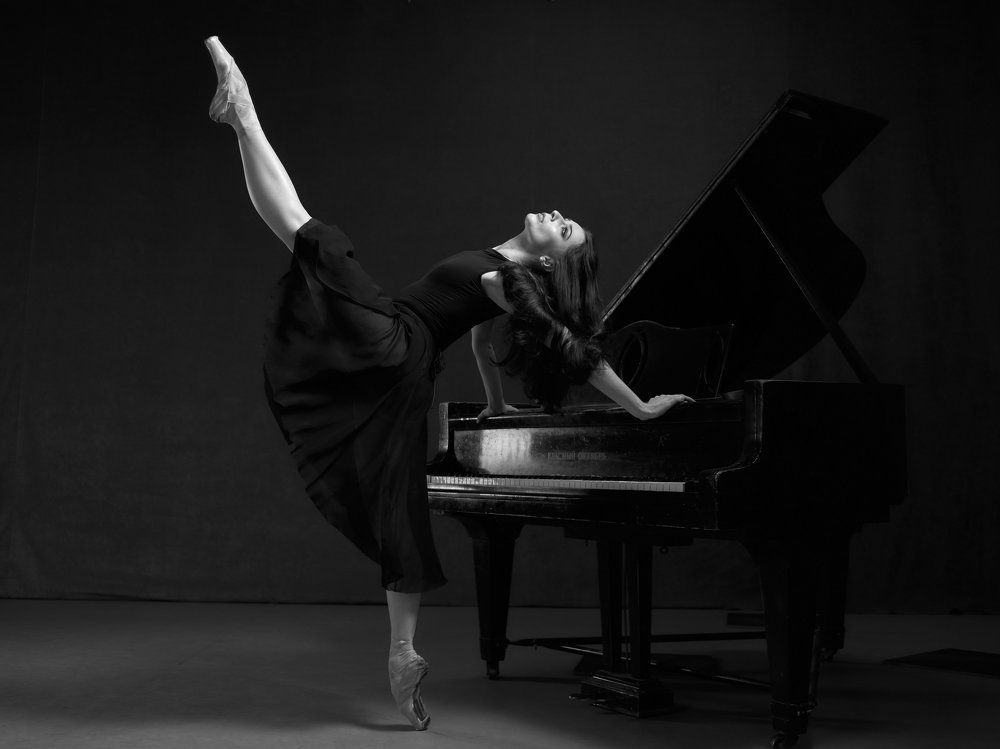 The swing of the leg at the piano by the prima ballerina Maria