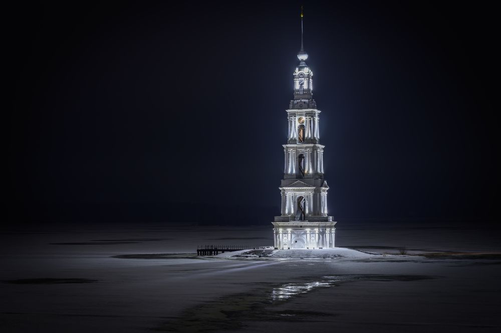 Колокольня в ночи