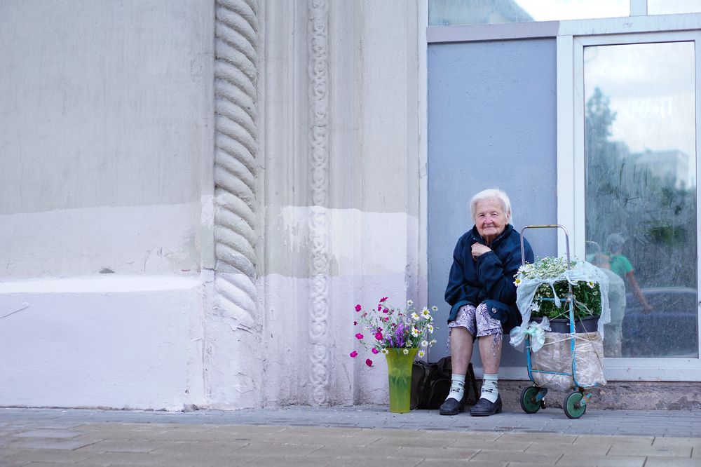 "А у метро продаёт незабудки.."