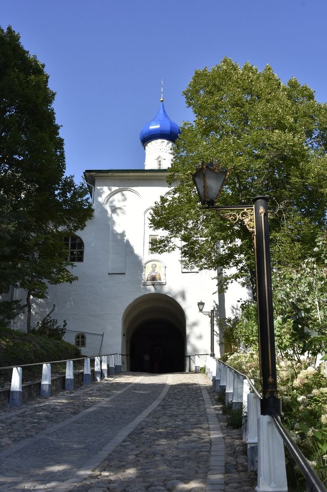 По дороге в храм