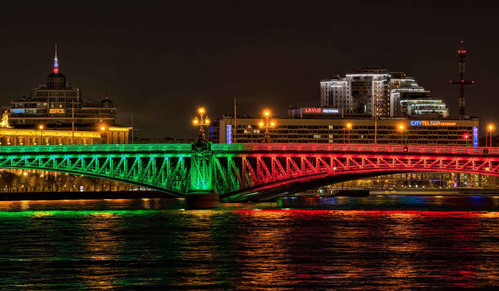 Ночной вид на Троицкий мост