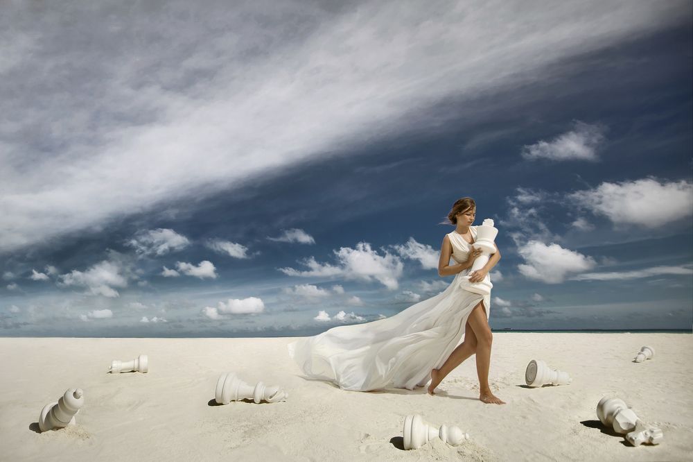 За спиной каждого великого мужчины, стоит великая женщина.