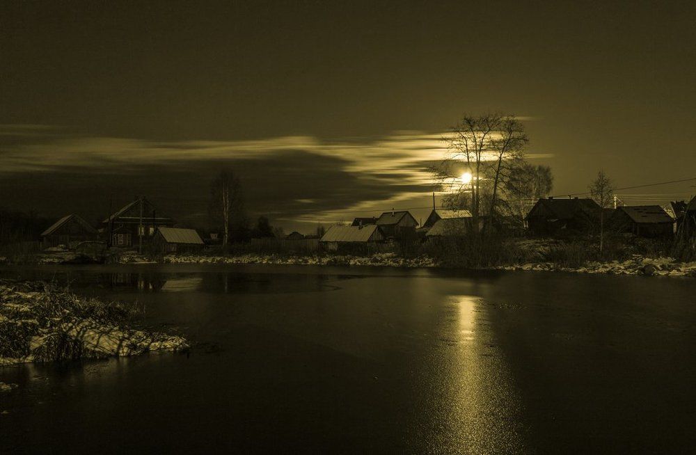 Все тихо - полная луна..