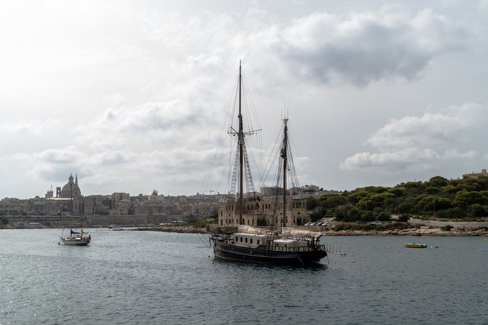 Черная яхта в Слимском заливе