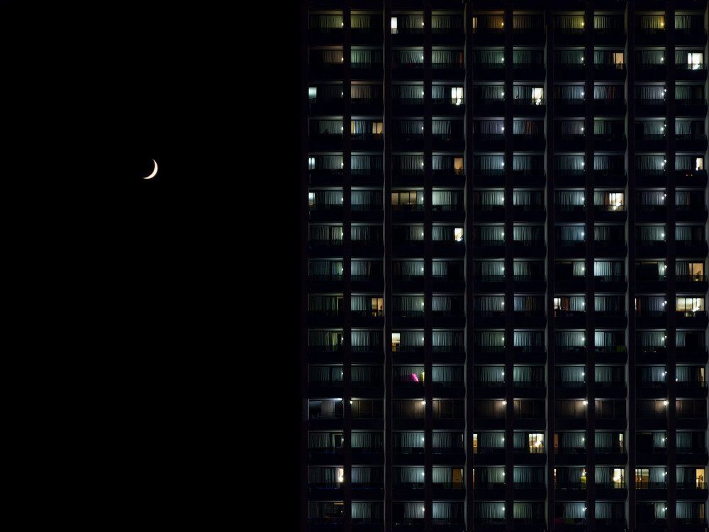 Месяц в окошки глядит