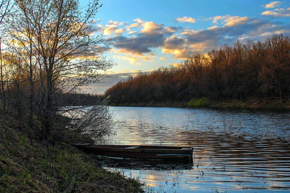 Весенний вечер на озере