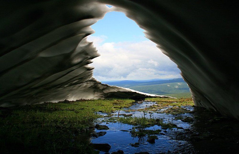 Взгляд на мир из снежного тоннеля