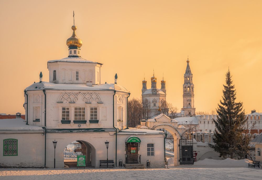 Надвратная церковь Симеона и Анны и вид на Троицкий собор (Верхотурье, Свердловская область)