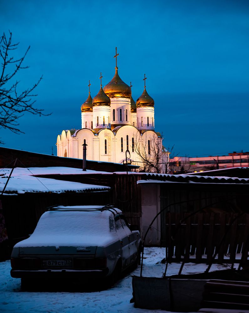 На задворках