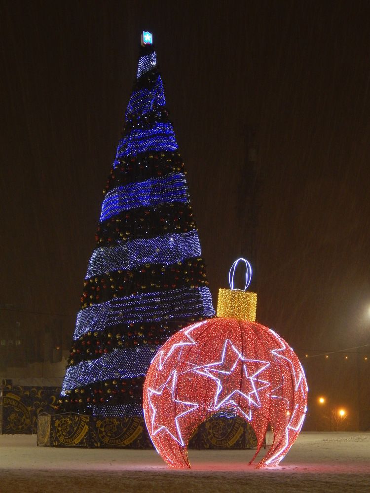 Елка и красный шар.