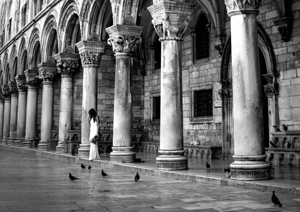 Silence in the shadow of the columns