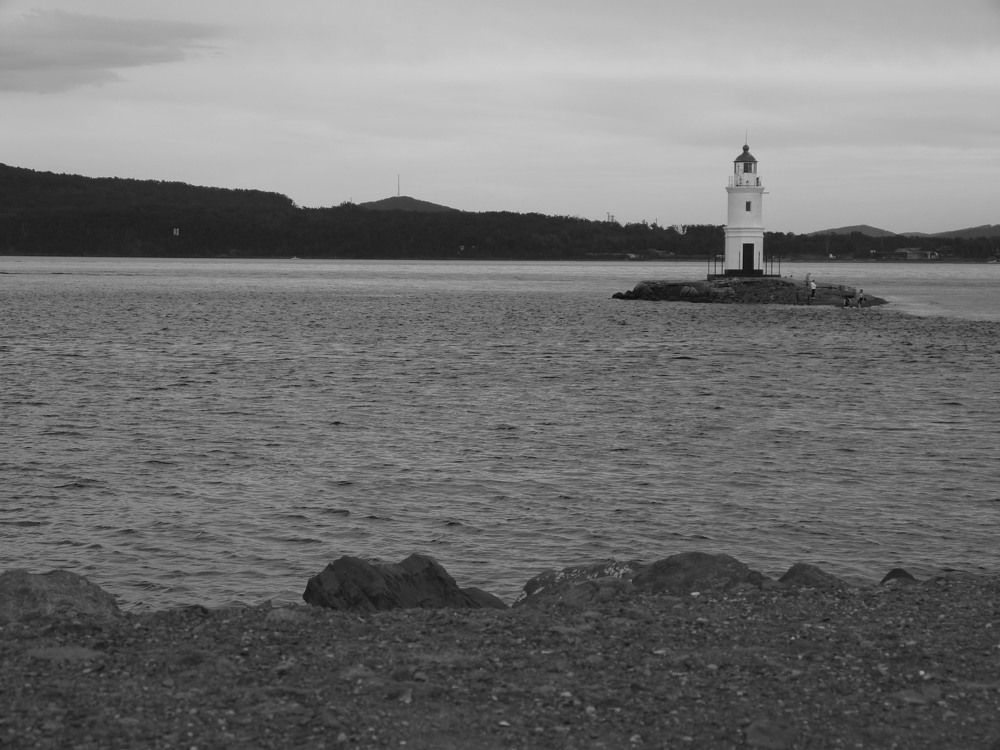 Между берегами.