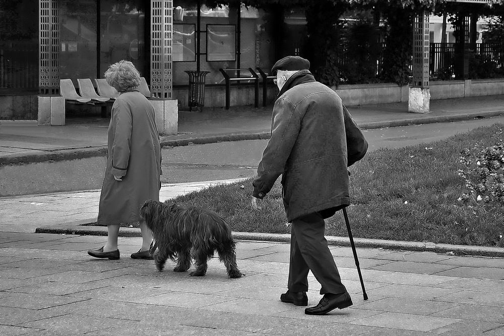 Трое на улице Парижа.