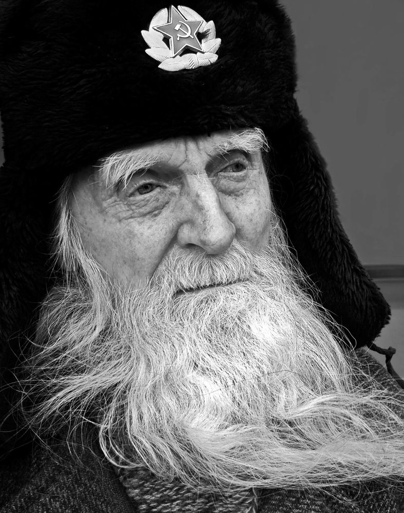 Портрет старика в шапке со звездой.