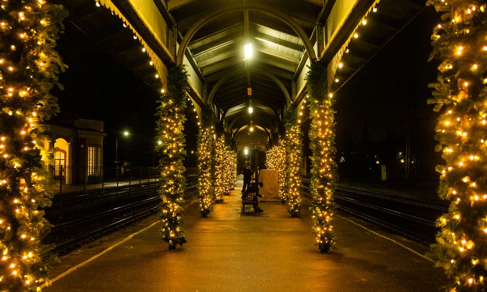 Новогодний крытый павильон станции Огре (Латвия))