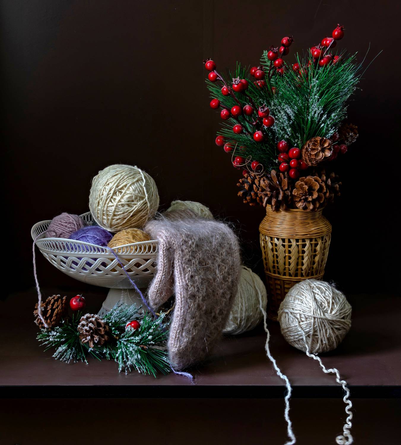 Натюрморт с тёплыми варежками.