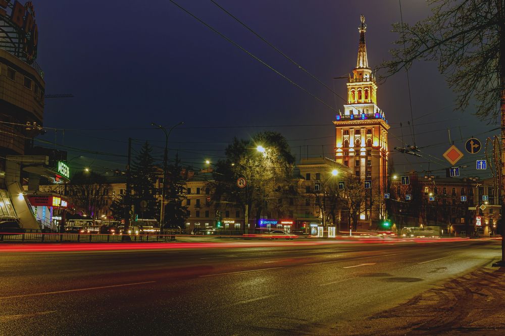 У перекрестка..