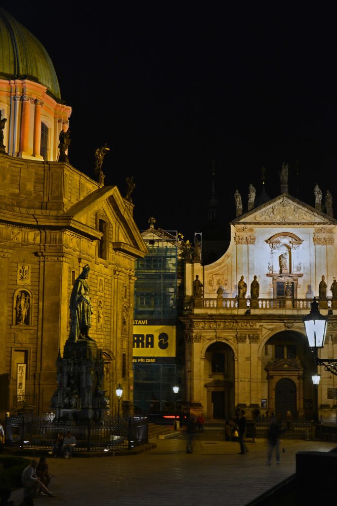 Оживлённая площадь в Праге.