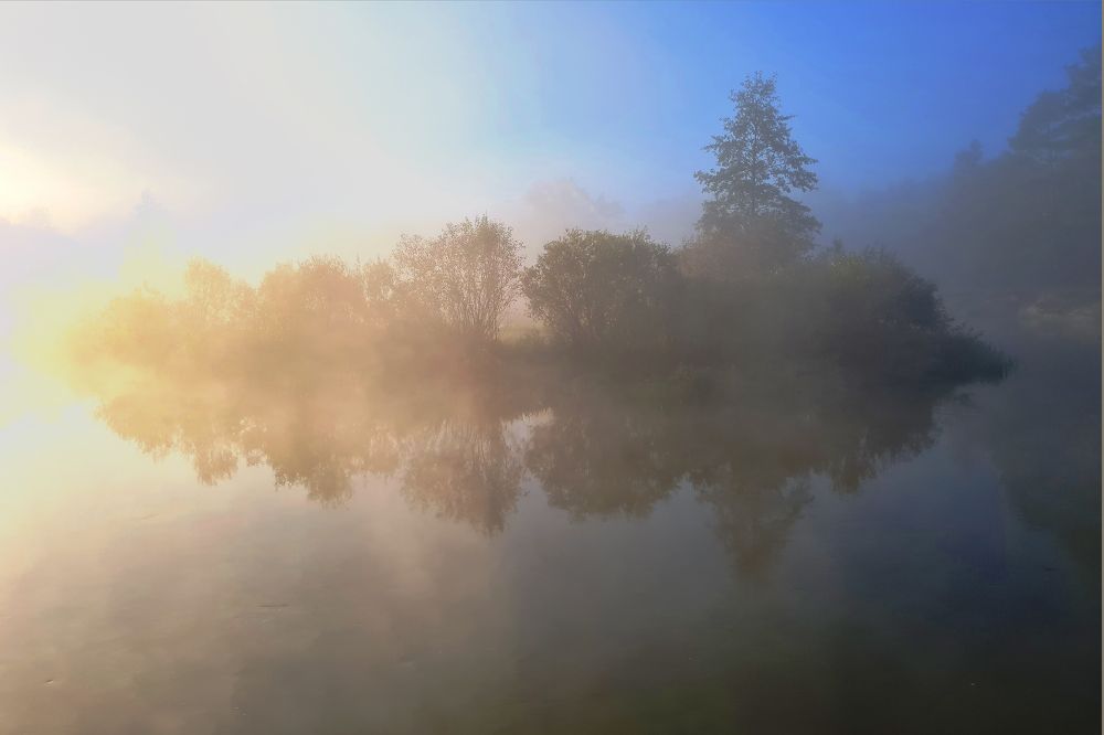 Остров в туманном рассвете.