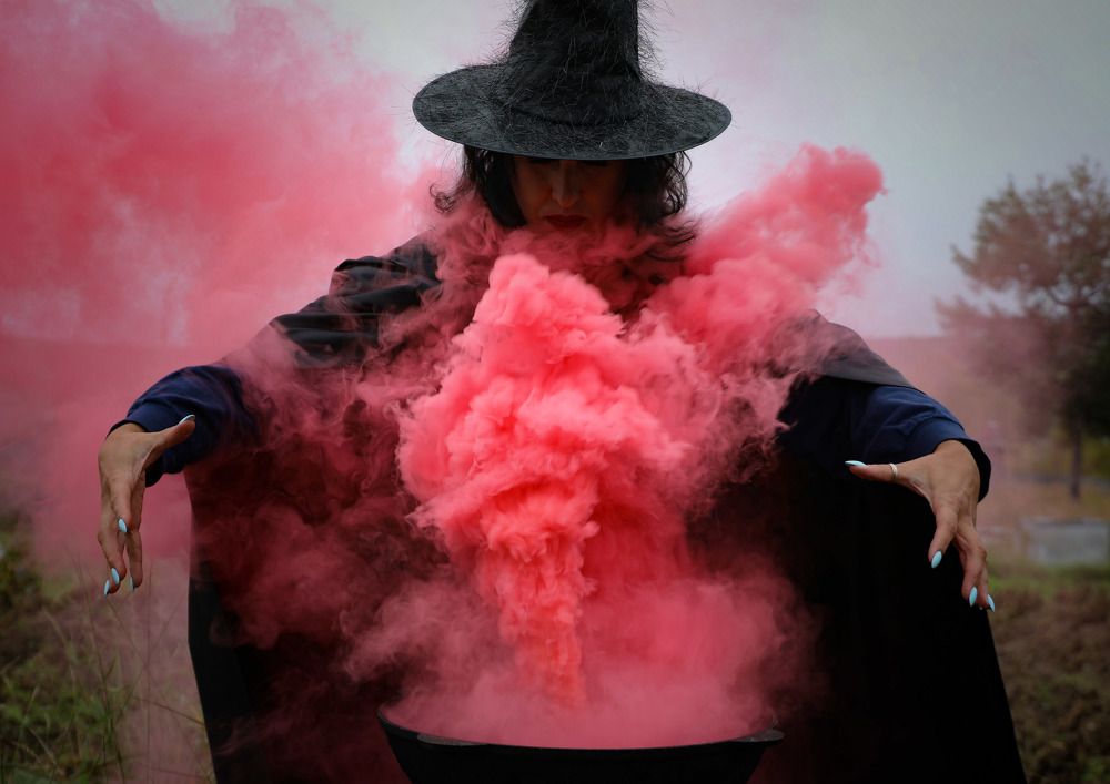 Когда мне грустно, я колдую.