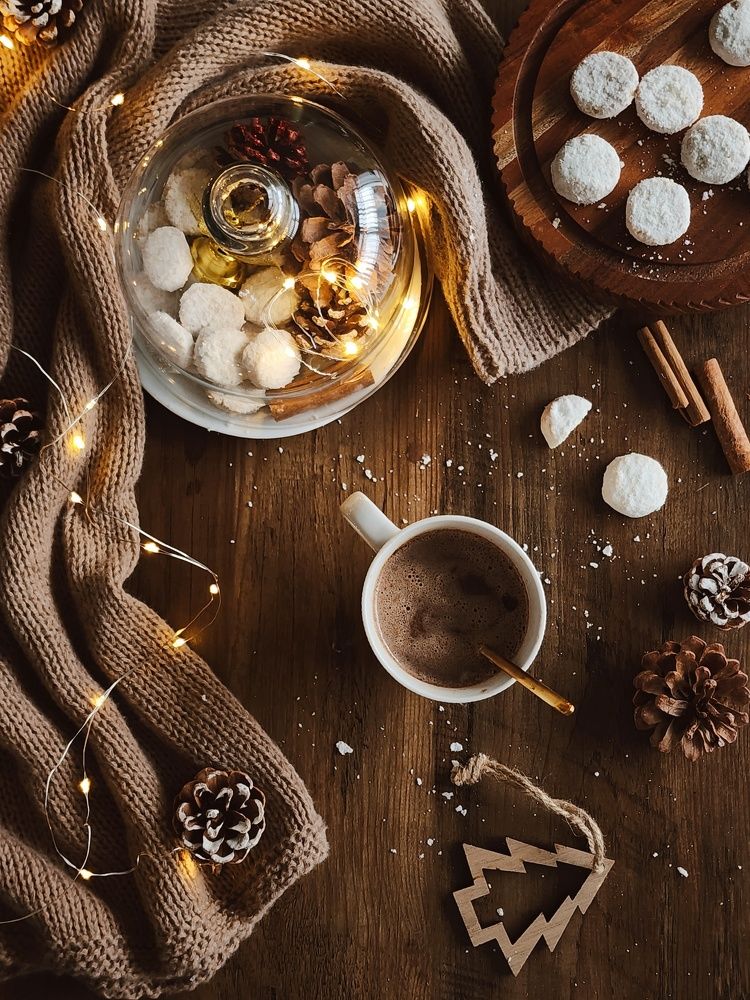 Hot chocolate and almond cookies