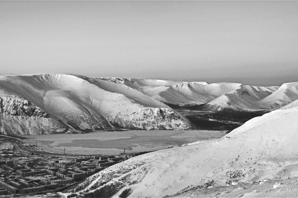 Хибины покрытые снегом.