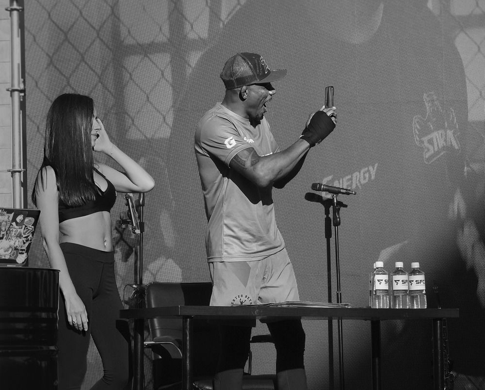 Алекс Оливейра на уличной фотосессии