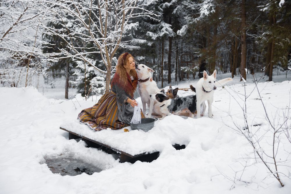 Девушка на озере зимой с верными друзьями