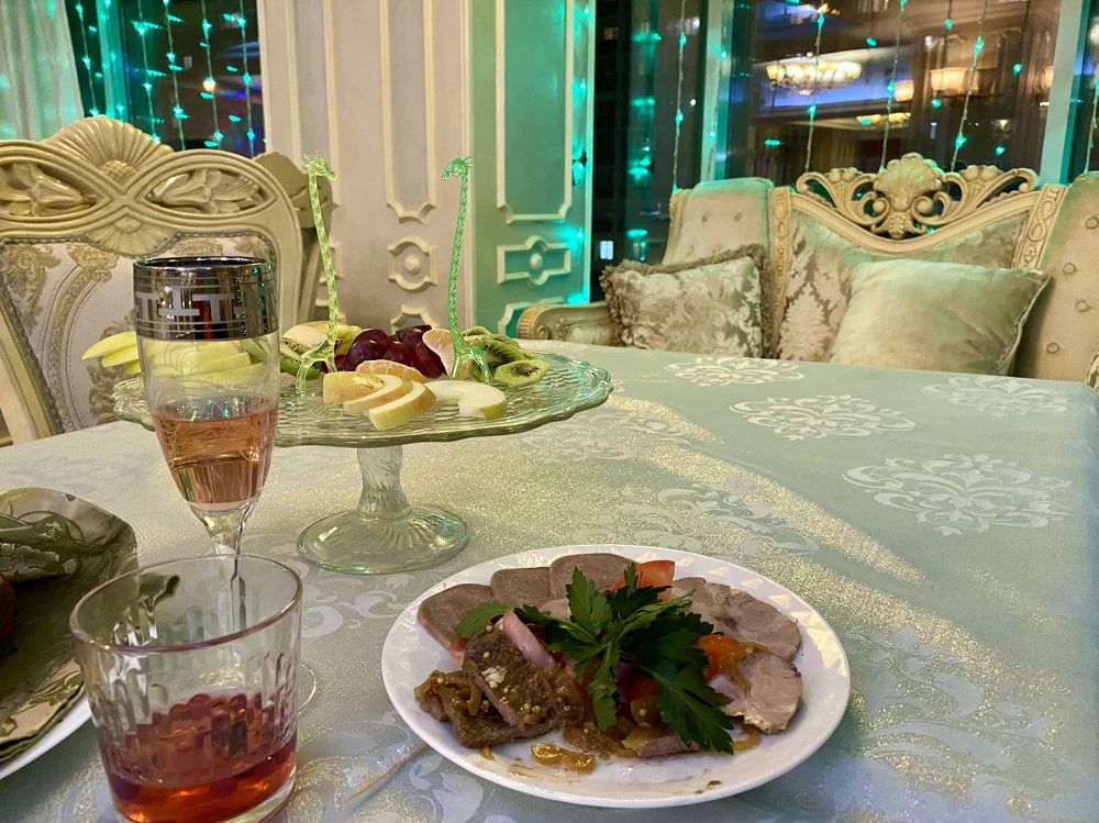 Мясо, фрукты и гранатовый морс