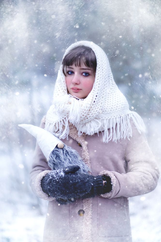 SNOW WHITE AND THE DWARF