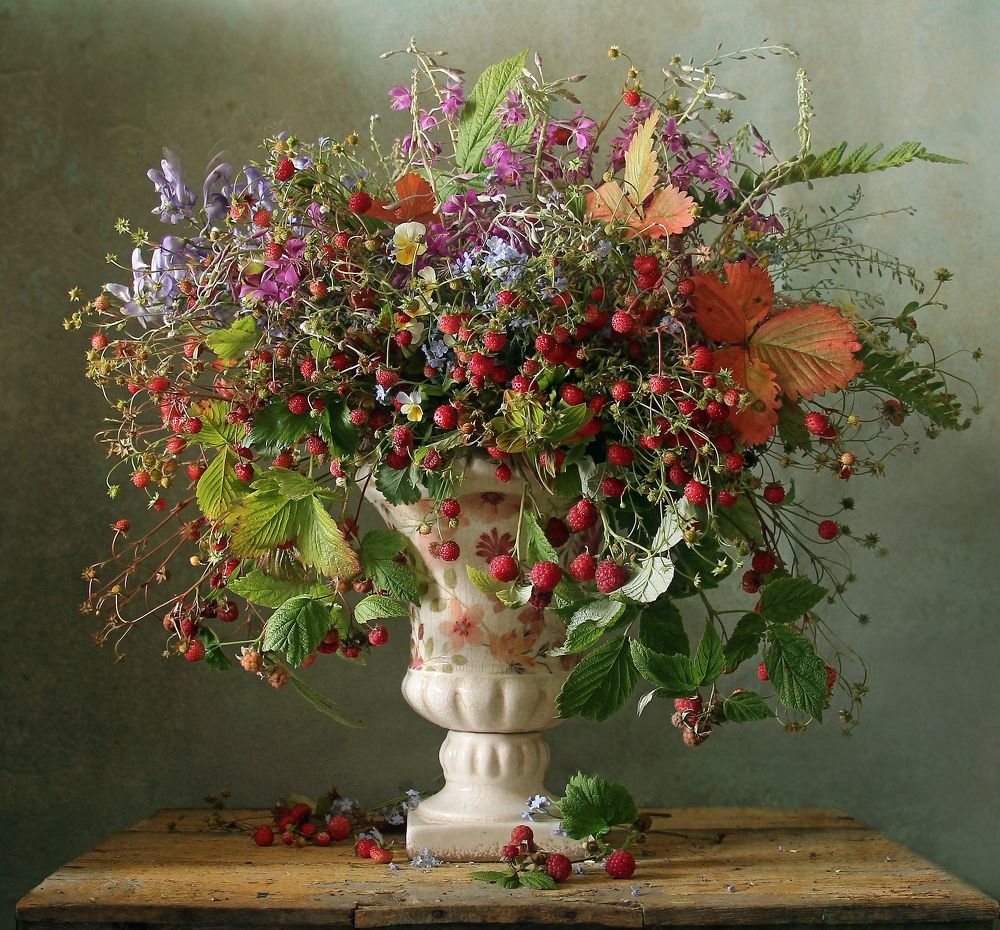 Пахнет лето земляникой спелой