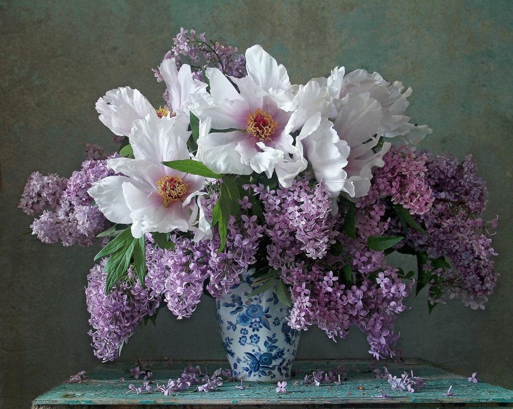 Красив весны подаренный букет