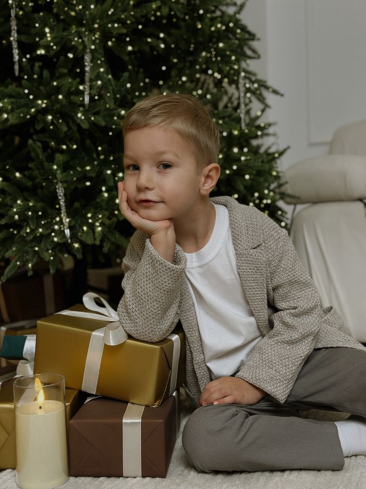 мальчик с подарками