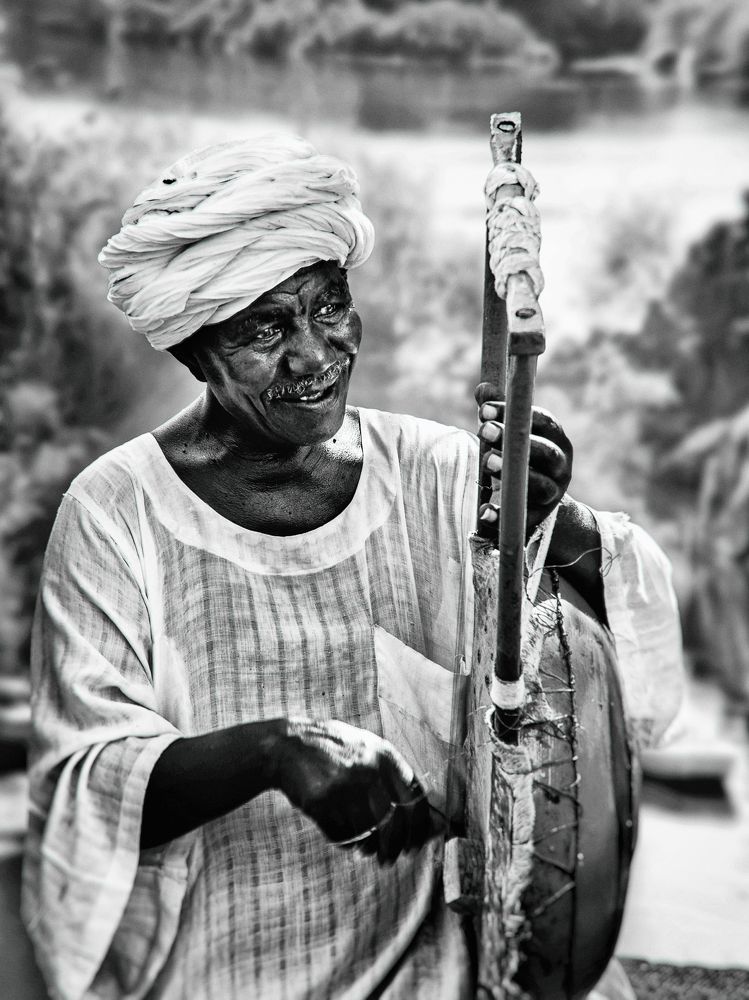 The tambourine player
